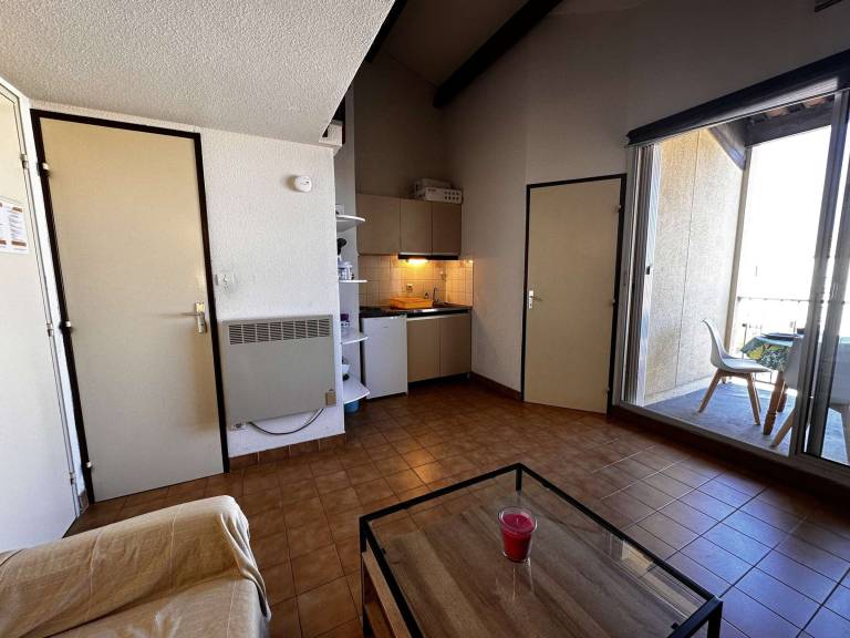 Apartment with pool — photo 4