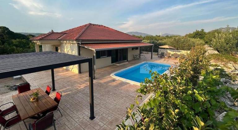 Spacious house with pool | Pets allowed in Brela