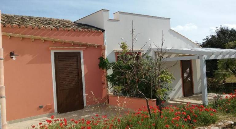Vacation home with yard, BBQ & patio in Custonaci