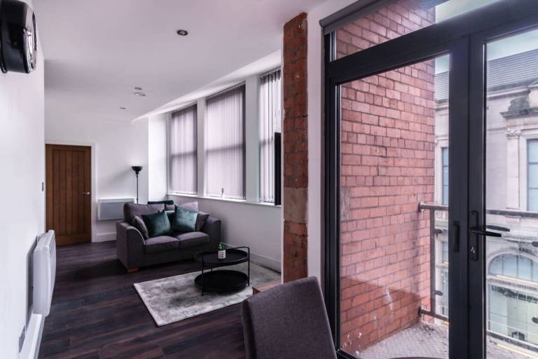 Central Liverpool 1 Bed Apartment w Balcony
