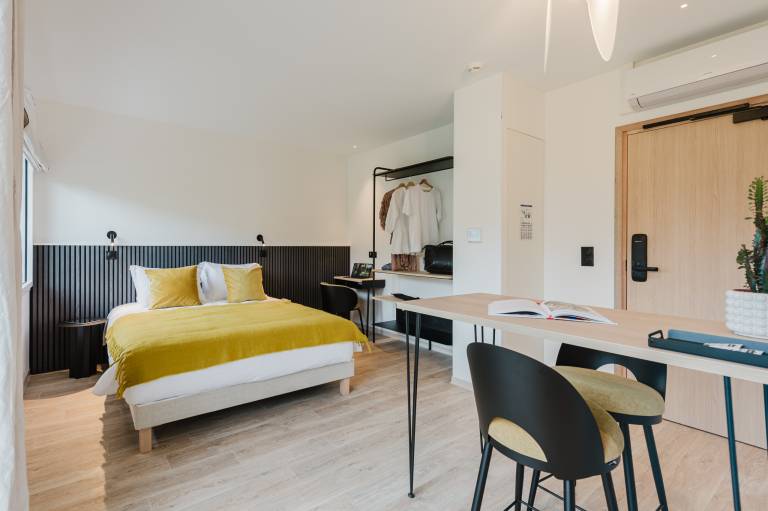 Aparthotel with patio — photo 3