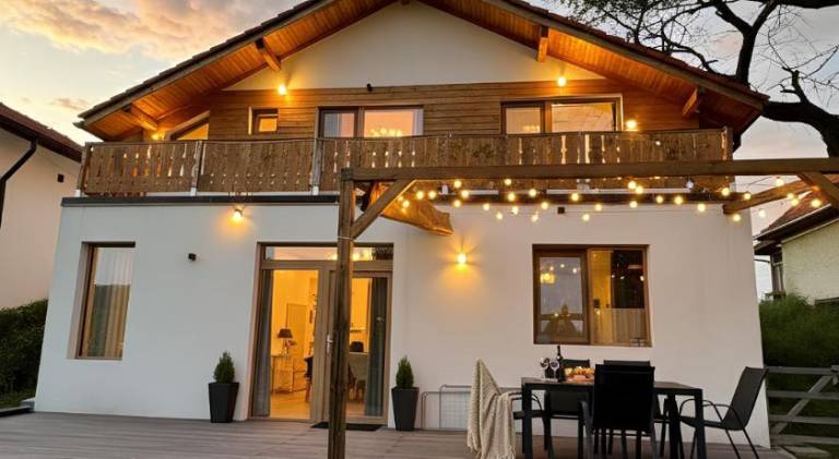 Lodge with yard, grill & patio in Brasov
