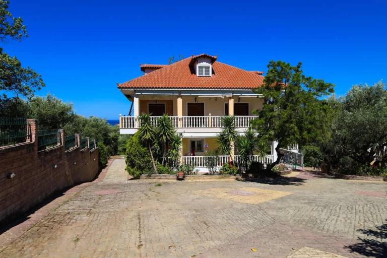 House with yard & fast internet in Trifylia