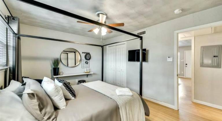 Holiday apartment with pool | Pets are welcome in Dallas, TX