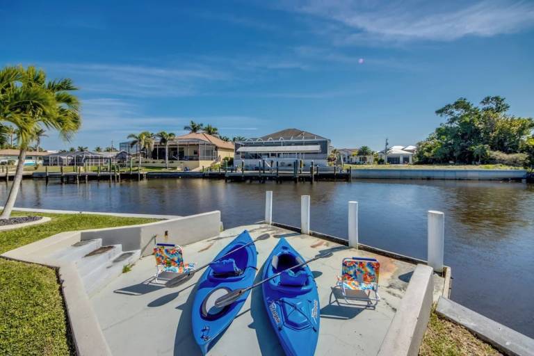WATERFRONT - Walk to Beach, Pool/Spa, Kayaks, Bikes, Direct Gulf Access - Retro Retreat - Roelens — photo 3