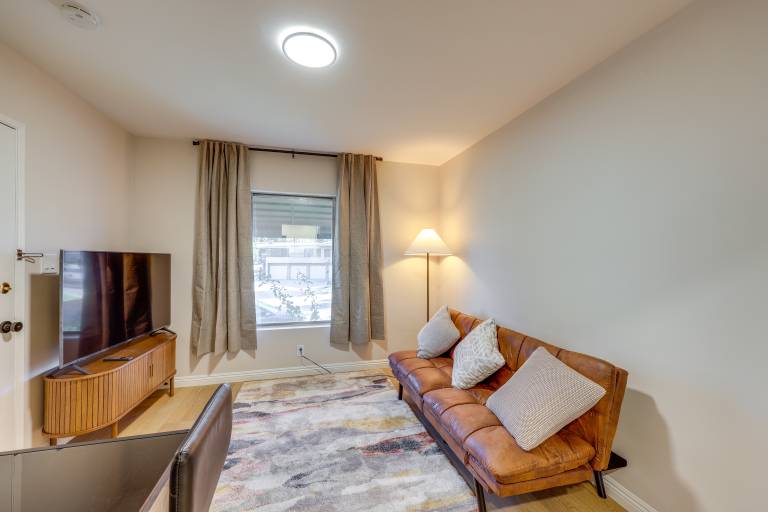 1 Mi to LLUMC Loma Linda Home w Shared Patio