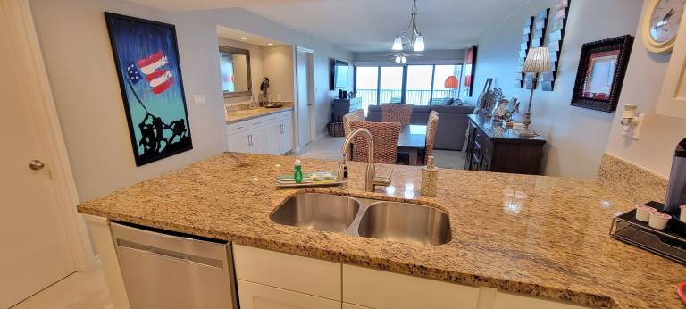 Beachfront 8th floor Luxury Condo! Pet friendly! — photo 4