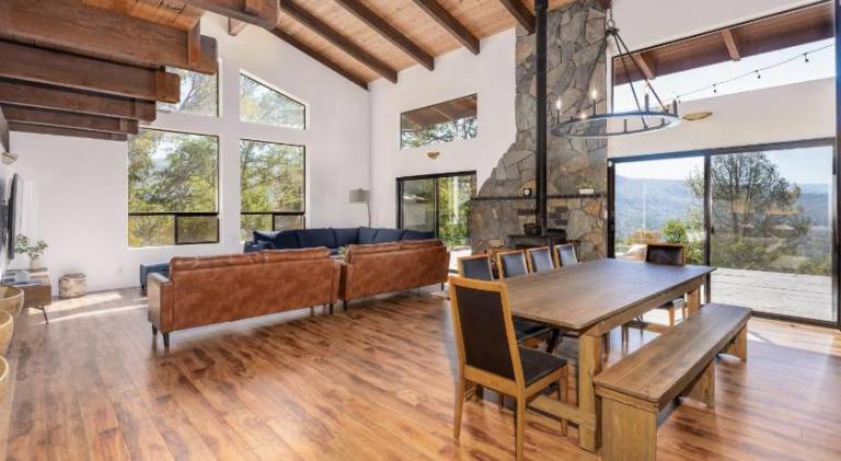 House with hot tub — photo 4