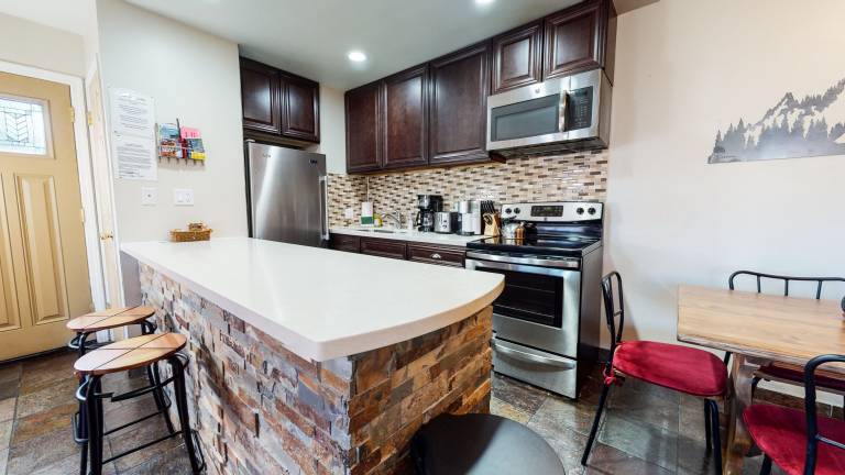 Condo with barbeque, hot tub & terrace — photo 3