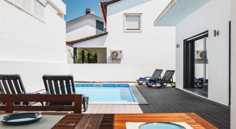 Villa with private pool, BBQ & terrace in Setubal