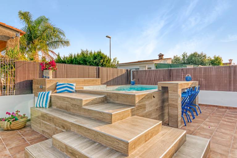 Child-friendly lovely villa with fast internet, patio & private pool | Garden view | Next to the beach | Pets are welcome — photo 3