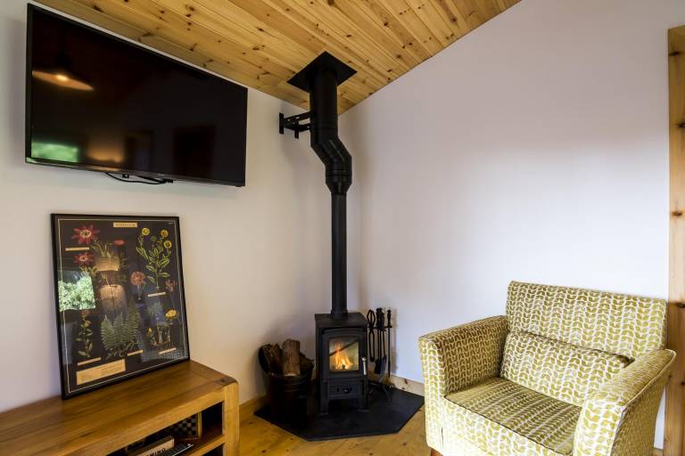 Family-oriented charming chalet with barbecue, fast internet & yard | Pets allowed — photo 2