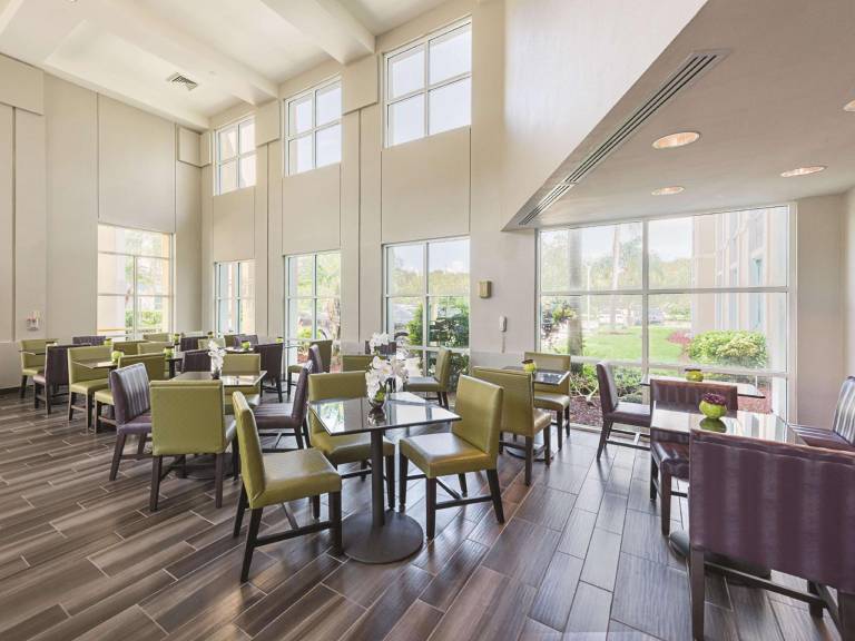 La Quinta Inn & Suites by Wyndham Plantation at SW 6th St — photo 5