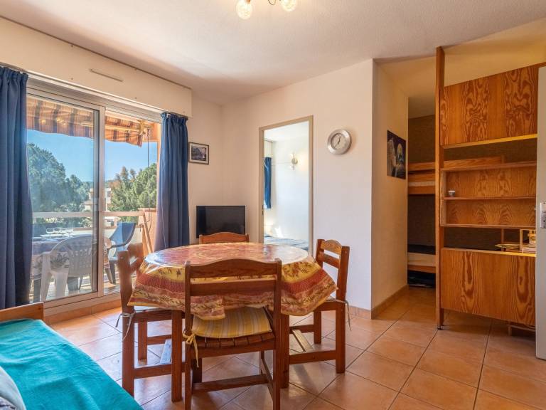 Rental apartment with yard & terrace — photo 3