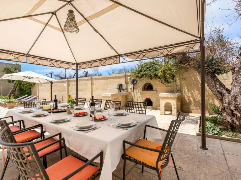 Vacation home with barbecue, yard & private pool — photo 4