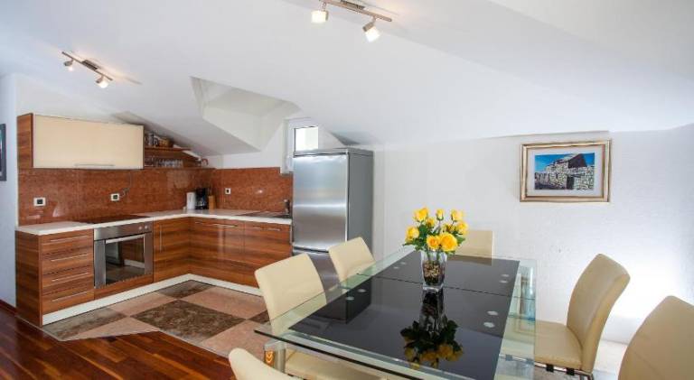 Big holiday apartment with BBQ, private pool & patio | Dogs allowed — photo 5