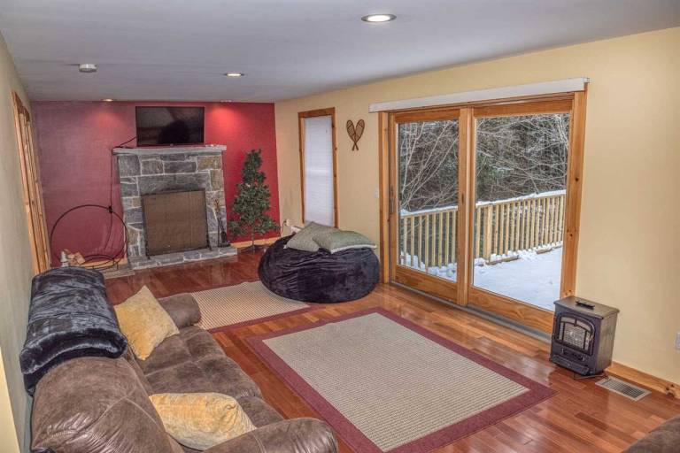 The Whimsical Chalet is a lovely cape on acres. Private setting less than 10 minutes to skiing. — photo 5