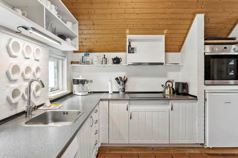 Fully equipped vacation home with patio | Pets allowed — photo 3