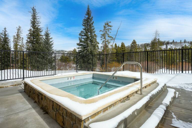 Vacation home with jacuzzi | Mountain view — photo 3