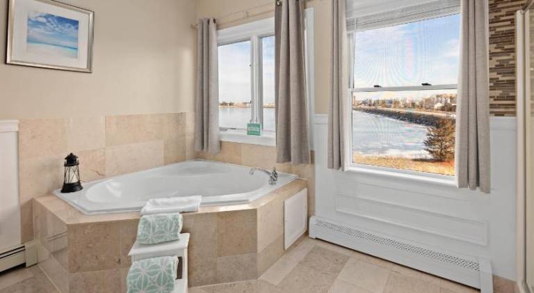 The Beacon Luxury Waterfront Inn — photo 4