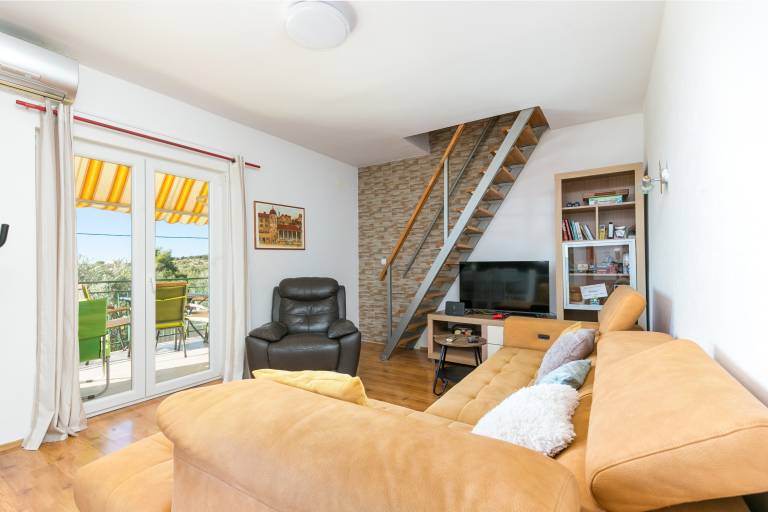 Comfortable and spacious apartment with terrace and sea view Kaštel Novi, Kaštela (A-22569-a) — photo 5