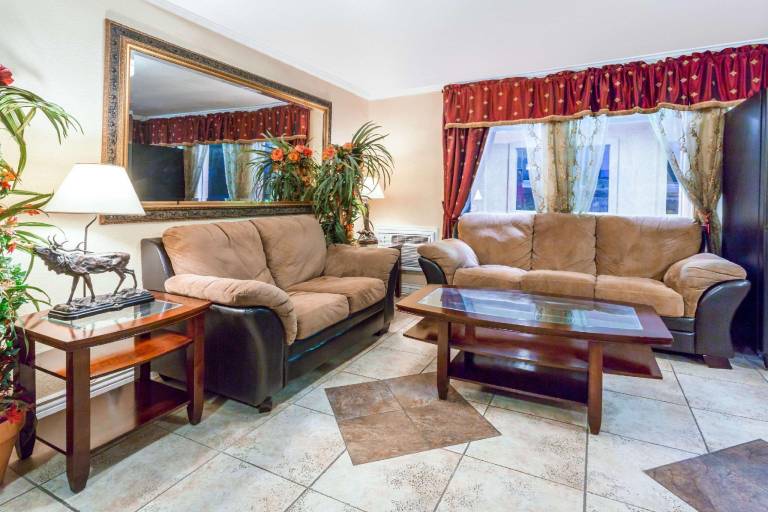 Super 8 By Wyndham Colorado Springs/Chestnut Street — photo 2