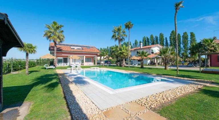 Rental apartment with terrace, barbecue & jacuzzi in Jesolo