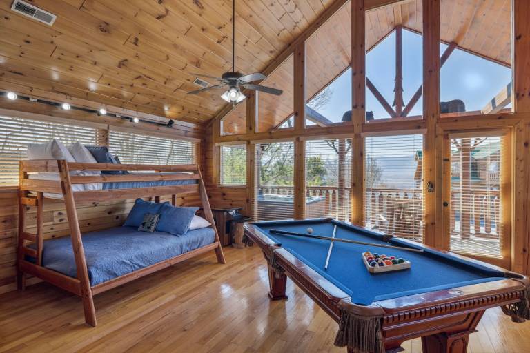 Cabin with barbeque, jacuzzi & pool | Mountain view — photo 4