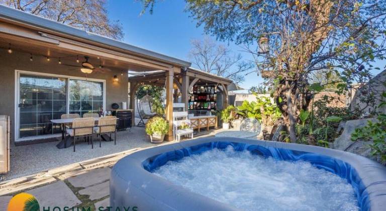 Apartment with jacuzzi | Pet-friendly — photo 3