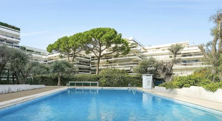 Apartment with pool in Antibes