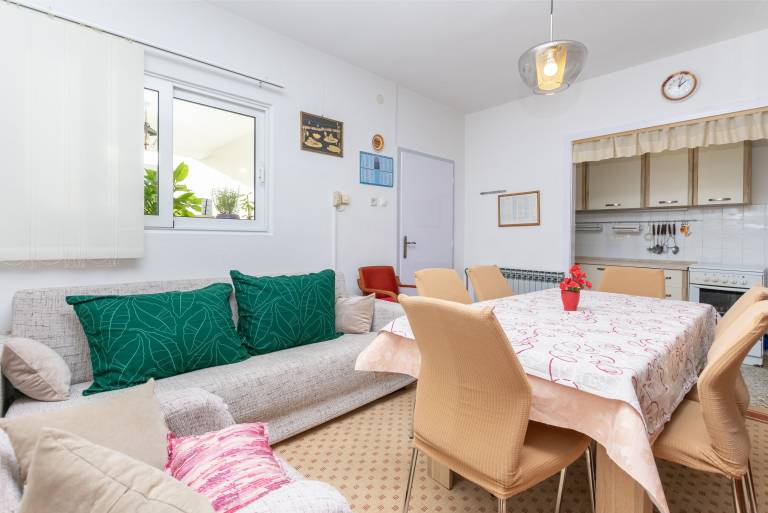 Beautiful holiday apartment with yard, patio & grill | Beach nearby | Dogs allowed in Tucepi