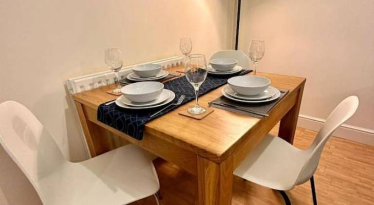 17 FWC 2 Bedroom Apartment, Central Swindon, Secure Parking, Sleeps 5 — photo 4