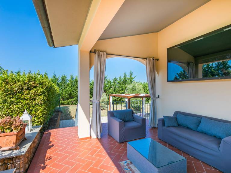 Fully equipped spacious vacation home with private pool, patio & barbeque | Pet-friendly — photo 5