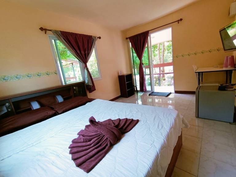 Villa with yard, grill & patio | Close to the beach | Dogs allowed — photo 2