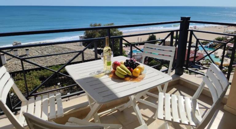 Rental apartment with pool & patio in Varna
