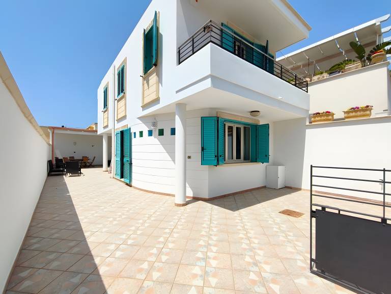 House with yard | City view — photo 2