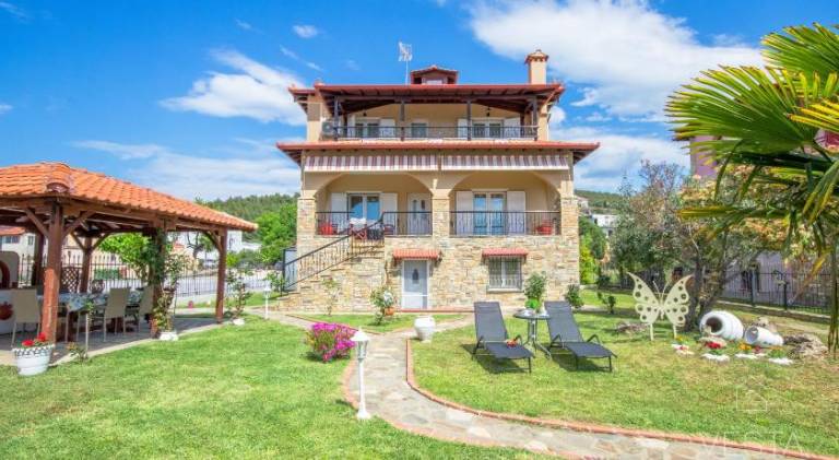 Fully equipped charming villa with grill, patio & yard | Next to the beach | Pets are welcome in Sithonia
