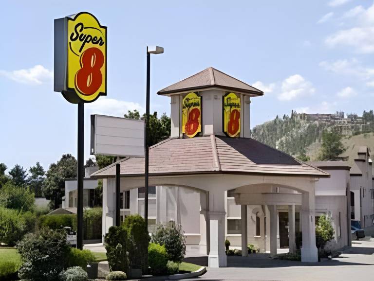Super 8 By Wyndham Kelowna Bc in Kelowna, BC