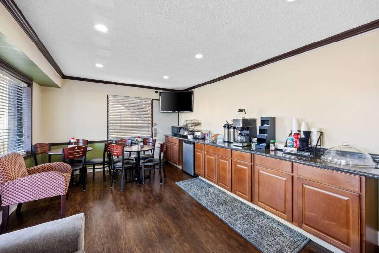 Americas Best Value Inn Ft. Jackson — photo 5
