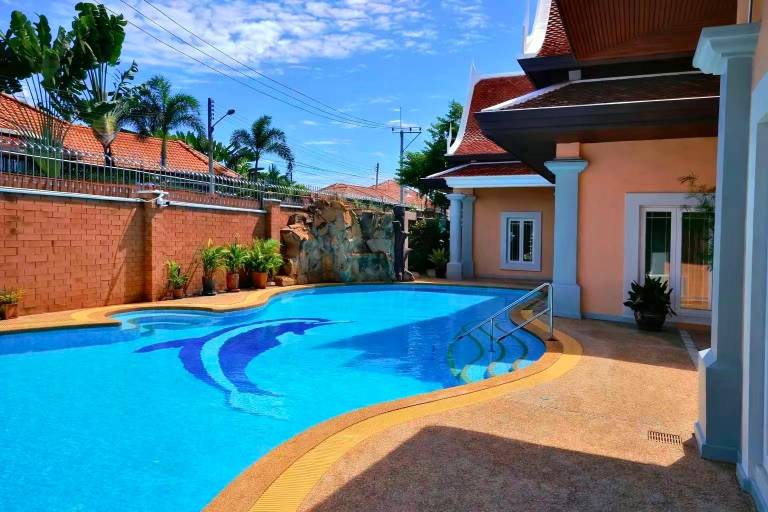 Villa with 5 rooms for 10 persons — photo 2