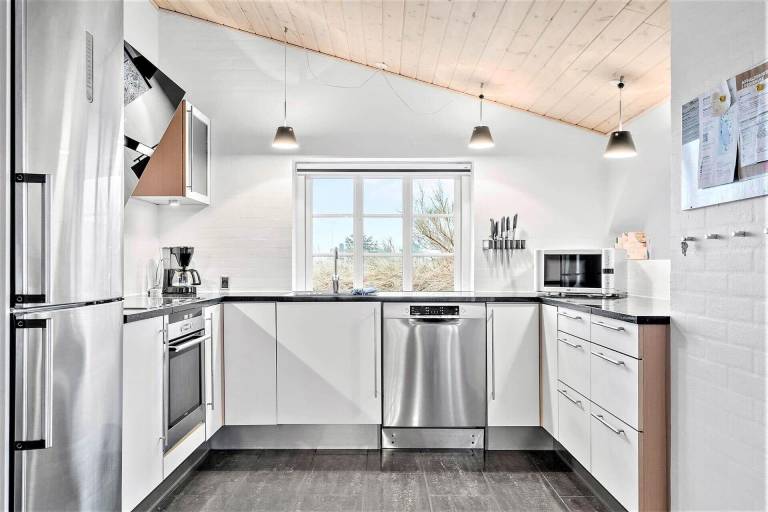 Family-oriented house with patio, hot tub & sauna | Pet-friendly — photo 5