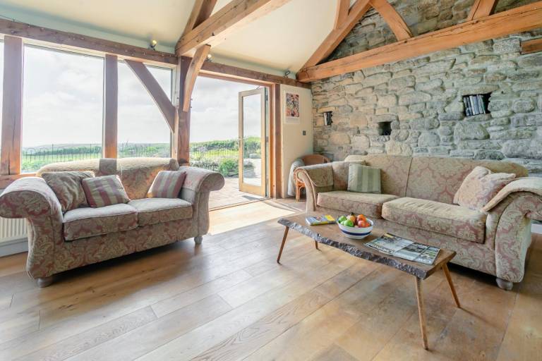 Cottage with hot tub, garden & patio | Water view — photo 2