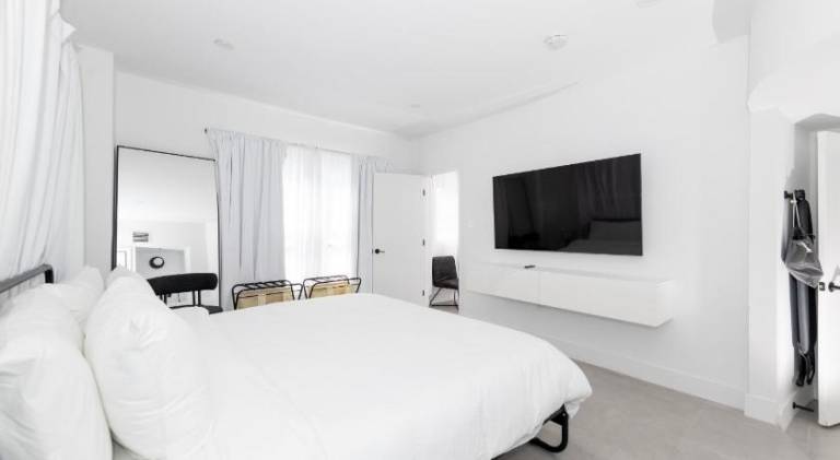 Serviced apartment with garden, jacuzzi & pool | Next to the beach | Pets are welcome in Miami Beach, FL