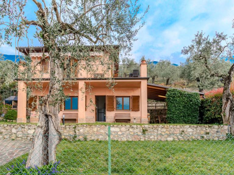 Vacation home with garden, terrace & barbecue | Lake view — photo 4