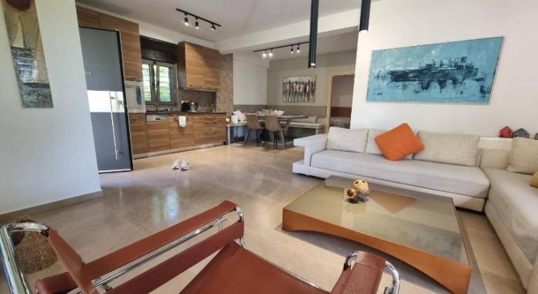 Villa with grill, garden & hot tub | Perfect for remote work — photo 2