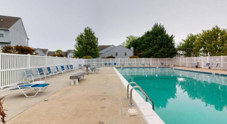 Stylish 2BR Condo Near Beach, Large Pool & Patio, Pet Friendly — photo 4