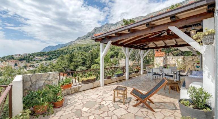 Rental apartment with grill & terrace in Omis