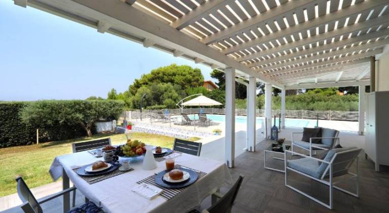 Villa with pool & hot tub | Pet-friendly — photo 4