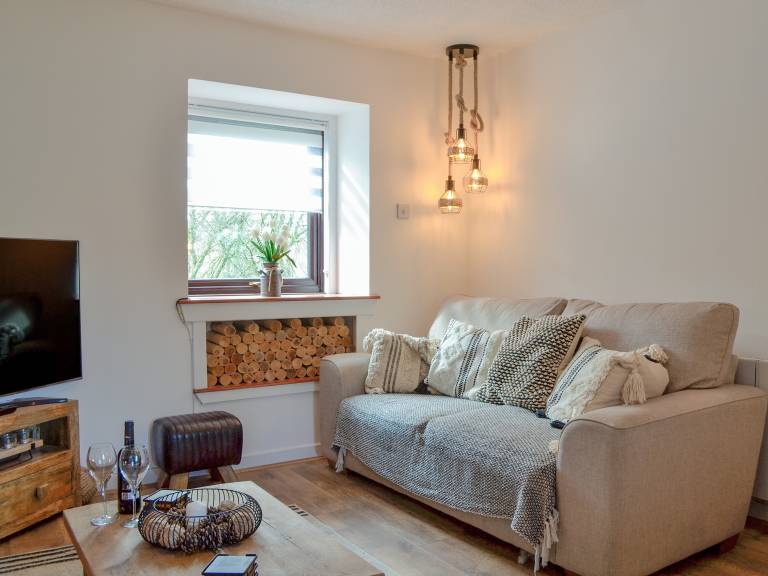 Family-friendly beautiful cottage with yard & jacuzzi | River view | Pets are welcome — photo 4