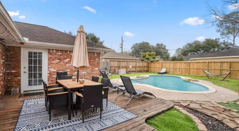 House with pool — photo 5